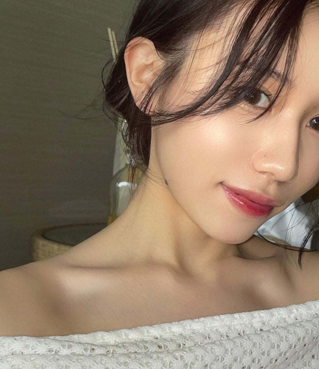 あの人気YouTuberの肩出しショットが色気ありすぎてファンメロメロ