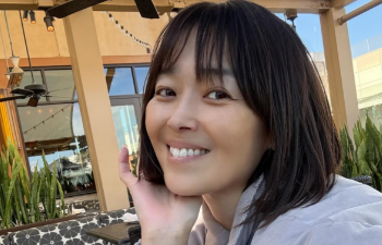 中村由真、テラス席での優雅なオフショット公開！