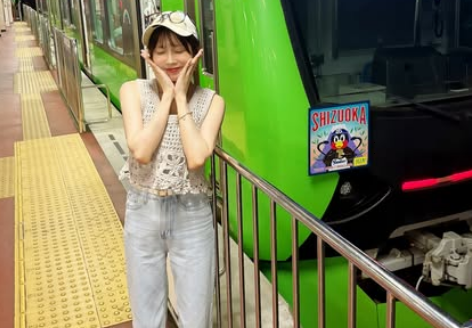 野球好きの美女タレント、“つば九郎トレイン”に乗車！メモリアルショットを披露しヤクルトファン歓喜「オタクの鑑です」「勇気もらえたよ」