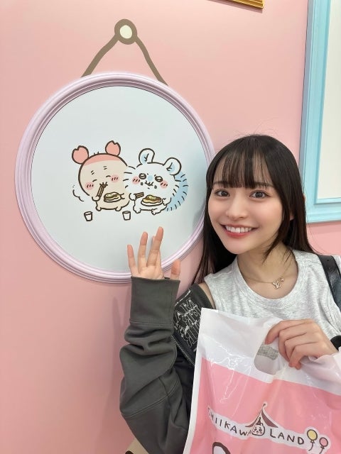 ちいかわ愛あふれる笑顔がまぶしい、高崎かなみの“ときめきピンク空間”ショット