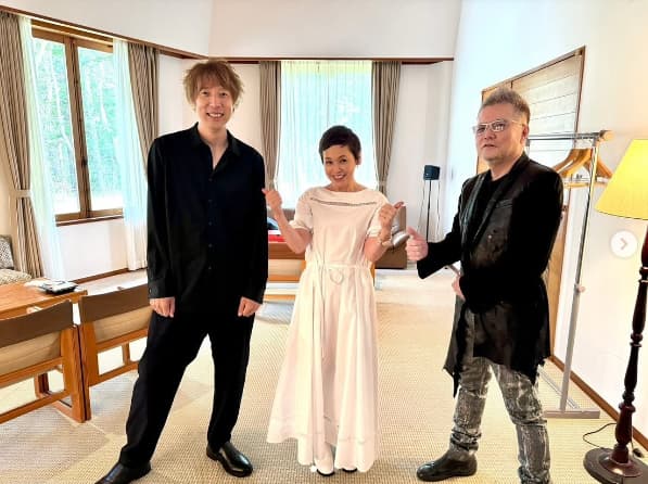 大竹しのぶが自身のコラムに「八ヶ岳高原音楽堂でのコンサートの思い出」を書いたことを報告！