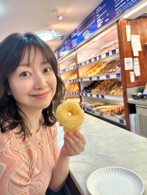 黒川智花、NYで“眠らないドーナツ”体験 ！カジュアルショット披露