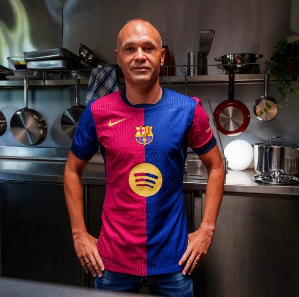 イニエスタが古巣・バルセロナのユニフォーム姿を披露！ファンから歓喜のコメント続々！