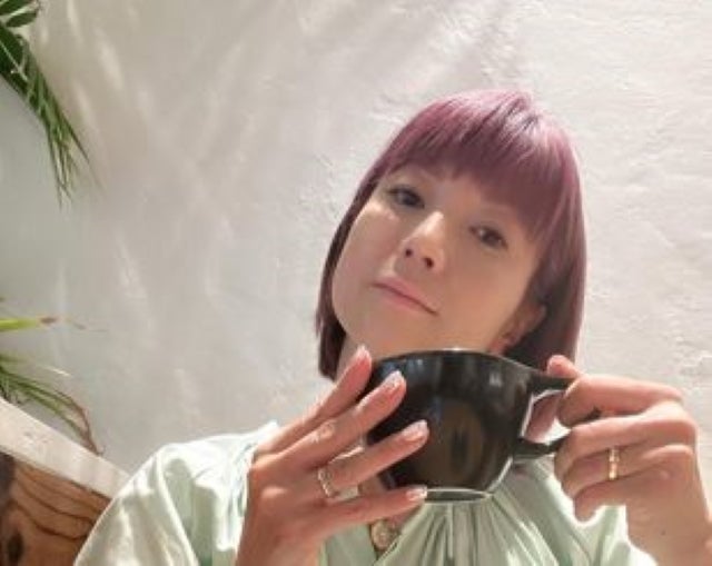 hitomiが語る6月の魔法。ラベンダーヘアと柔らかな光に包まれた癒しのひととき