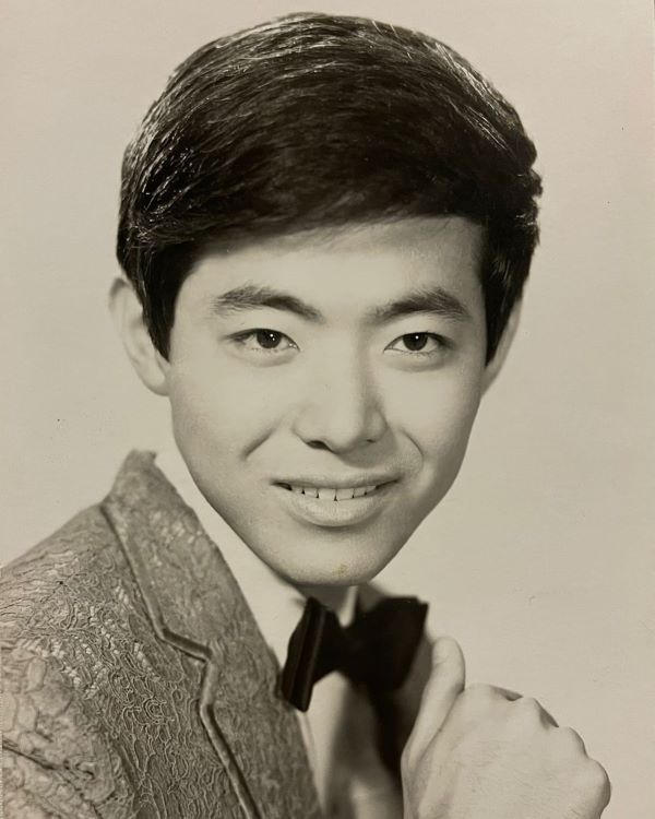 「青春路線時代の貴重な写真よ～」あの大物歌手が秘蔵写真を大公開！