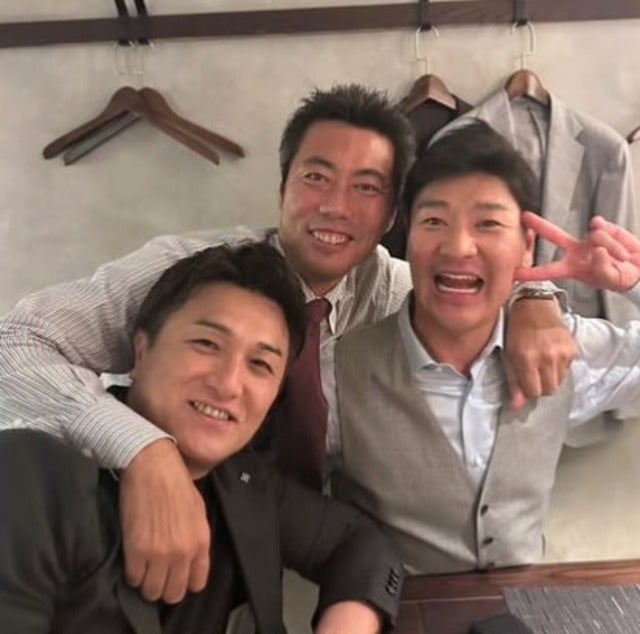 「めっちゃ笑ったぁ〜」上原浩治が昨夜の解説のあと、仲間と楽しい時間を過ごす！