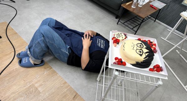あの芸人が特大ケーキと合体！？誕生日に素敵なサプライズ！