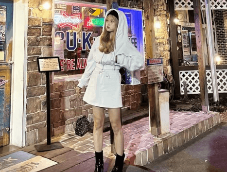 「可愛い過ぎる」金髪のサッカー美女は新規開拓中！？夜カフェショットにファン注目の眼差し！