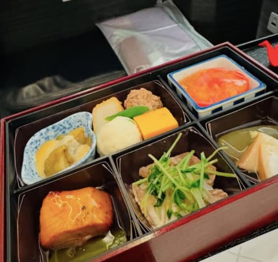 尾木直樹、豪華機内食にご満悦の投稿