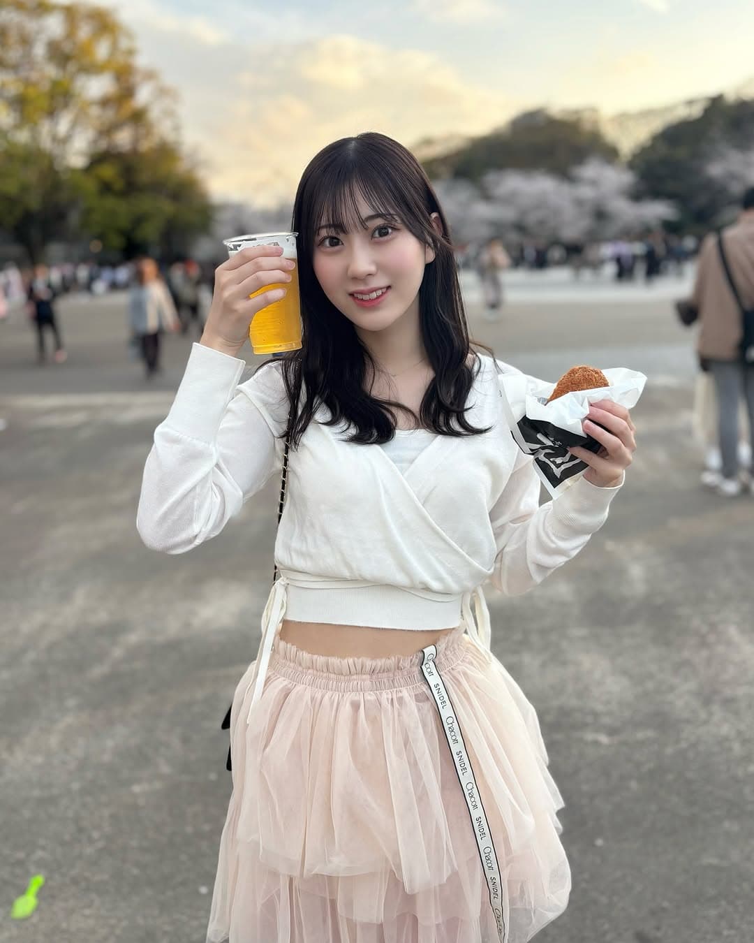 久木田帆乃夏、お花見ショットを公開。一緒に乾杯したいと話題に！