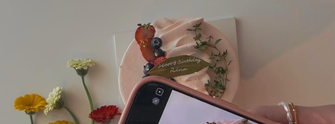 「誕生日ケーキと花束」女優の川栄李奈がおしゃれなショットを公開