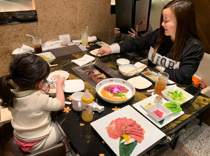 華原朋美さんが子供と“贅沢すぎる”焼肉三昧！「お肉沢山食べて力つけて頑張ってきます」