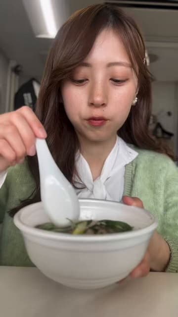 「食べ顔も、可愛い」竹内千景が阪神競馬場グルメを堪能する動画を公開！