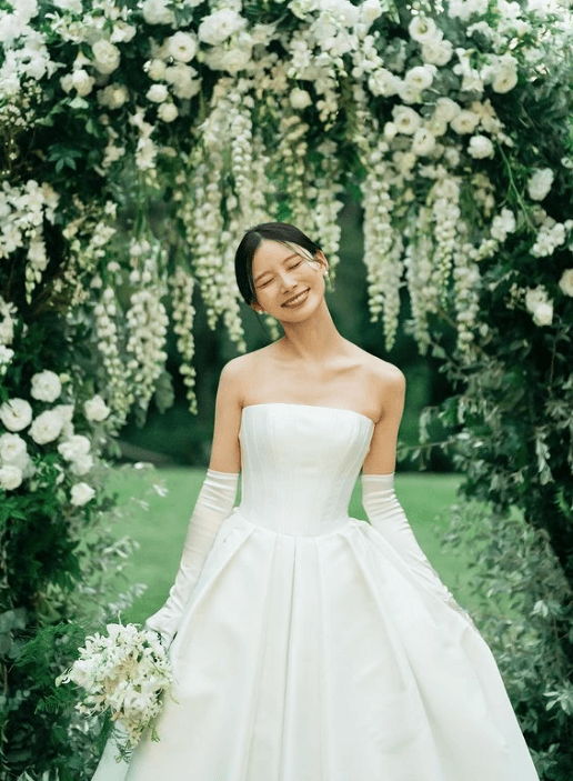 「二年越しに結婚式を行いました」女優・朝日奈央、グリーンゲート前の超美麗な花嫁姿を披露「綺麗すぎて初コメントです」