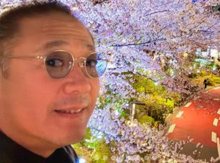 「イケオジと満開の桜」鎧塚俊彦、自然と都会で“二つの春”を満喫ショットに反響