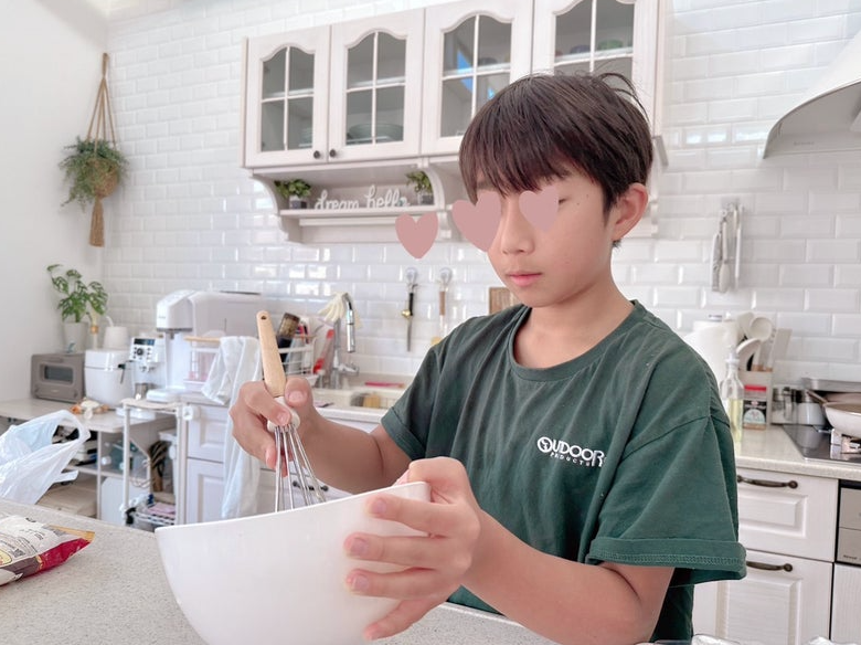 辻希美、声変わりが始まった長男とホットケーキ作り🥞