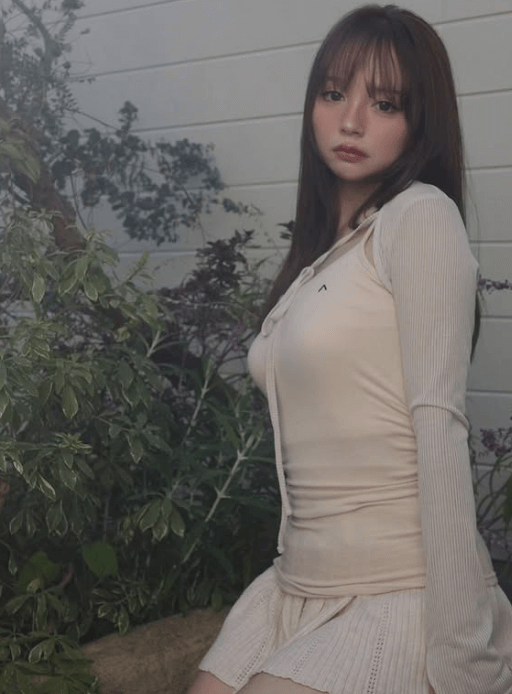 女子がなりたい顔と絶賛の美女、ロマンティックミニの”裏庭・ショット”を公開「可愛いすぎます！」