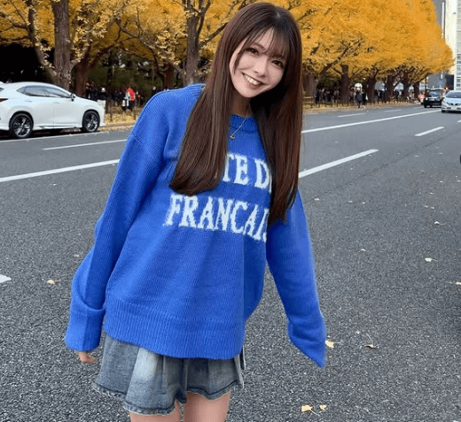 人気ラウンドガール、黄色のスポットで青色コーデの”誉れ美脚・ショット”を披露！「可愛いすぎる〜」