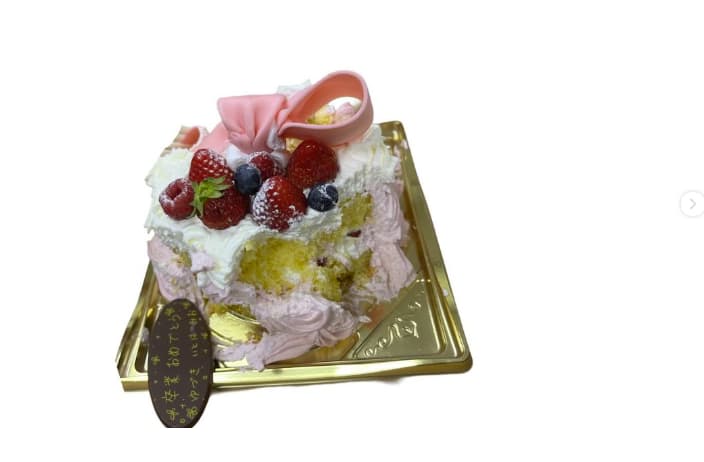 櫻坂46の石森璃花が食べかけのケーキを投稿！卒業おめでとうのプレート付き