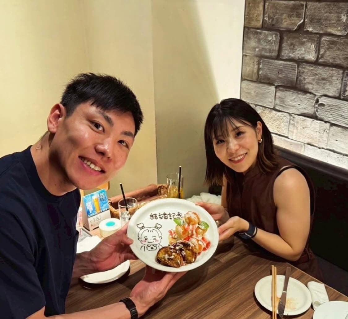 「家族でよかった」吉田夕梨花＆新濱立也夫婦、結婚1周年2ショット公開に祝福の声集まる！