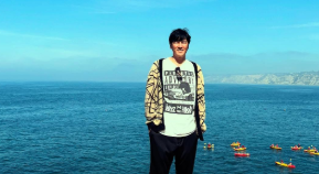 「爽やかすぎる…！」要潤、青い海をバックにオフショット公開！美食動画にファンもほっこり