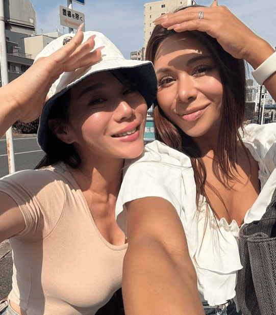 「お二人とも本当に可愛いです」ビキニプロの美女、サプライズのバースデー祝いに感激！ファン、ダブル美女に見惚れる