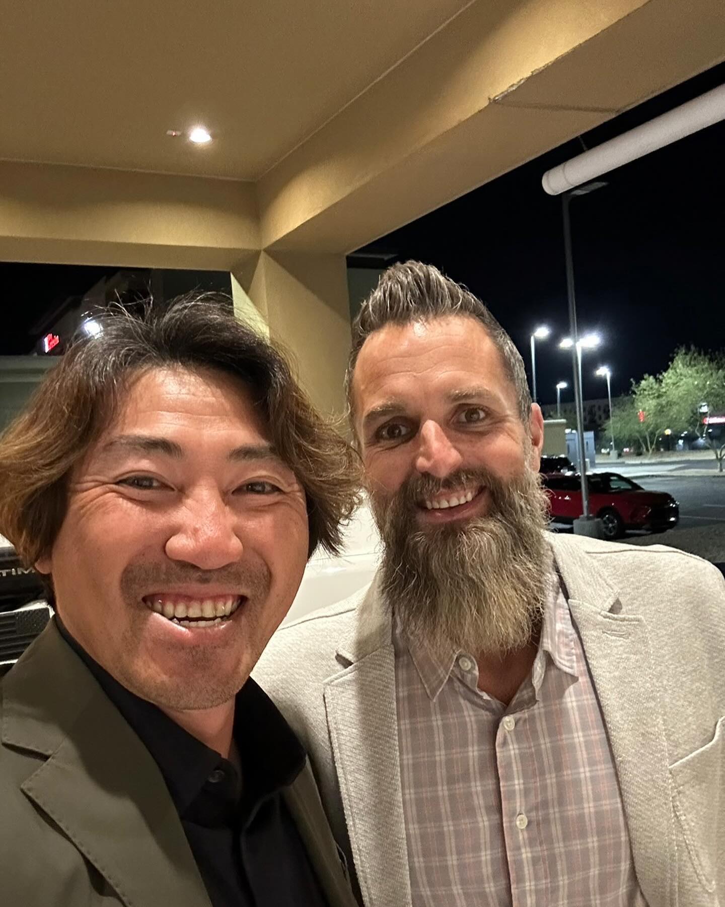 内川聖一が元ソフトバンクの守護神・サファテと食事！サファテのヒゲに驚きの声も