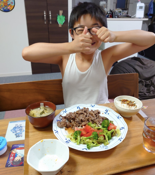〇〇をかけたお肉は全部ステーキ！？山田花子さんの豪華な晩ご飯が話題🍖👀