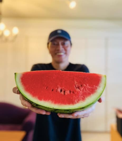 遠藤憲一、真っ赤な夏の風物詩のお裾分けショットを投稿！