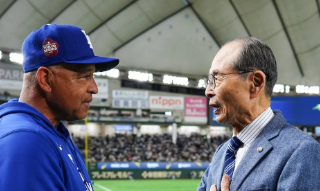 MLB東京シリーズで夢の瞬間！王貞治氏とロバーツ監督が固い握手