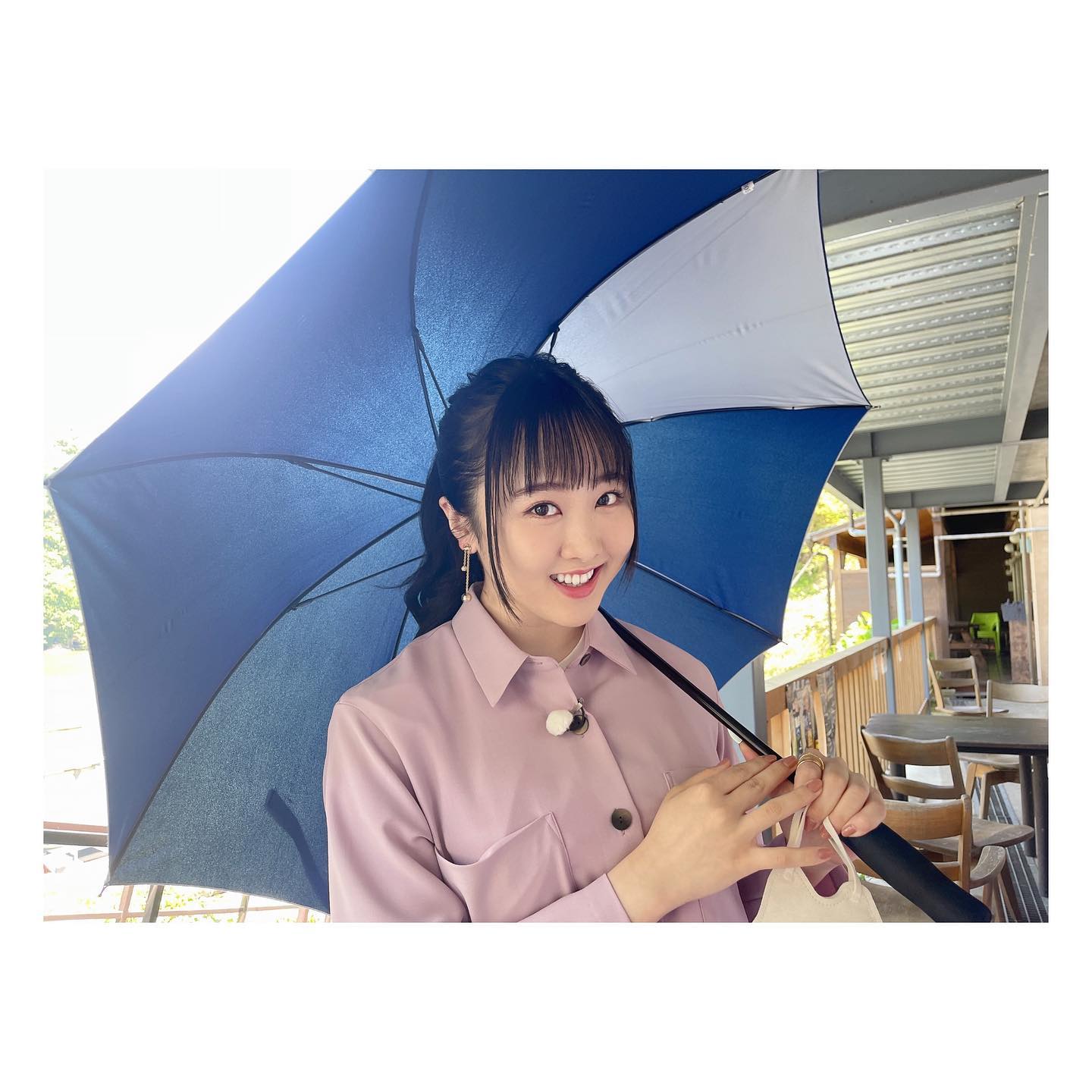 夏を感じるワンショット☀️本田望結が淡いピンクシャツコーデを披露👚☂️