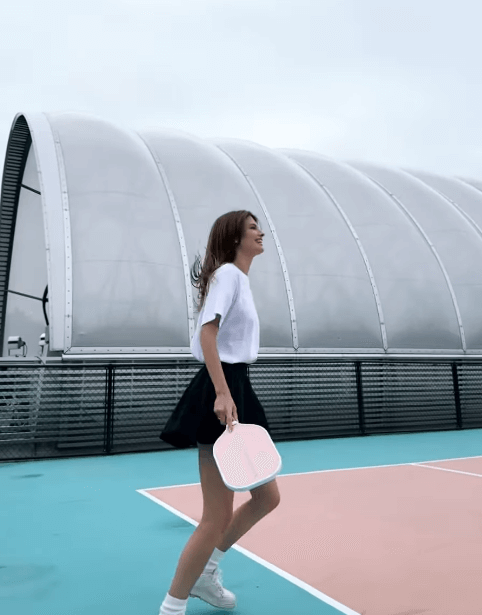 「スタイル良すぎて目立ちすぎ」モデル・マギー、”人生初のピックルボール”に大興奮！あの人気女優も登場