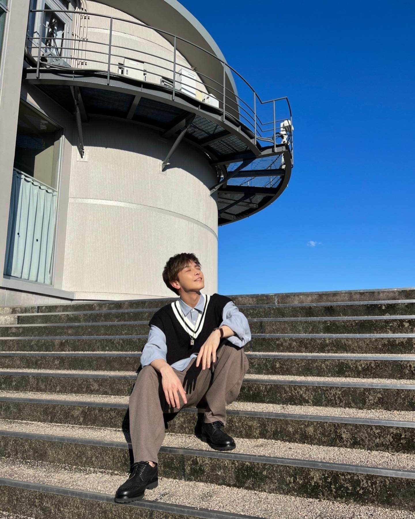 三代目JSB・岩田剛典、日光浴での癒しの表情にファン悶絶💕「キュン死。」