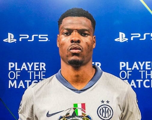 バルセロナ戦で全得点に絡む活躍のダンフリーズがPOTMを獲得！