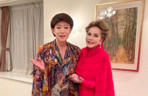 デヴィ夫人、美川憲一のクリスマスディナーショーで華やかな夜を満喫！