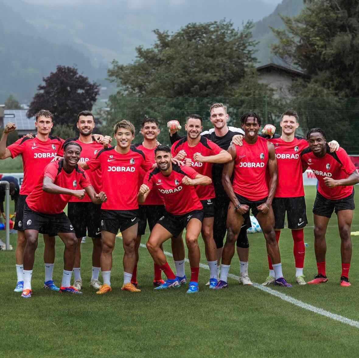 堂安律 Winner！みんなでガッツポーズ