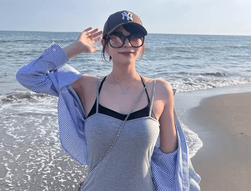 「これくらいの服でふらっと海に…」元プロ野球チアリーダー、湘南ビーチで”美デコルテ全開ショット”を披露！