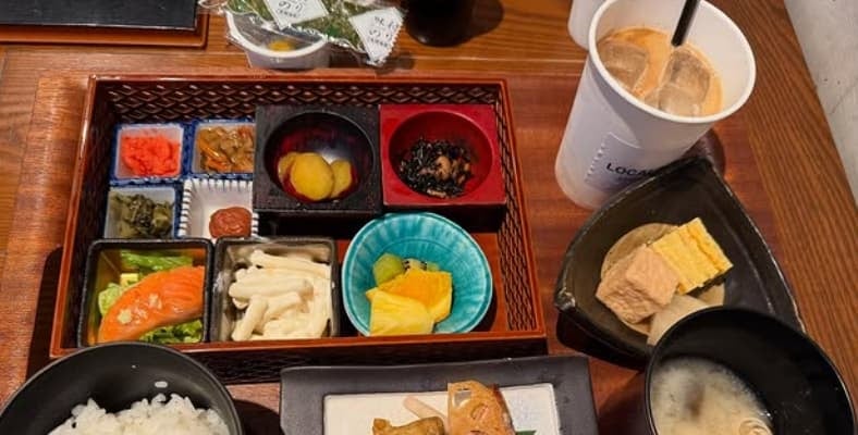 「色とりどりのご飯」少なめご飯でも大満足！クロちゃんのヘルシー和朝食が参考になると話題に