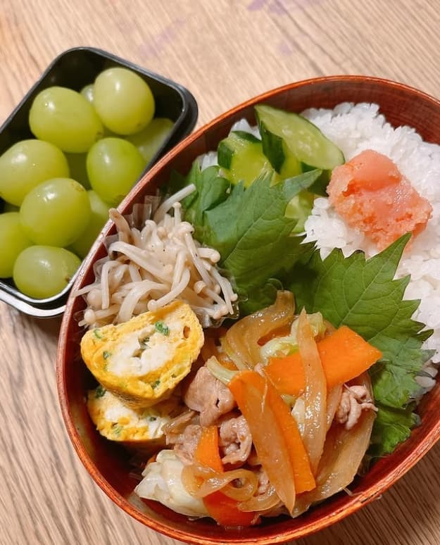 「また野菜炒め！？」人気タレント〇〇が、愛情たっぷりの手作りお弁当の写真を公開！