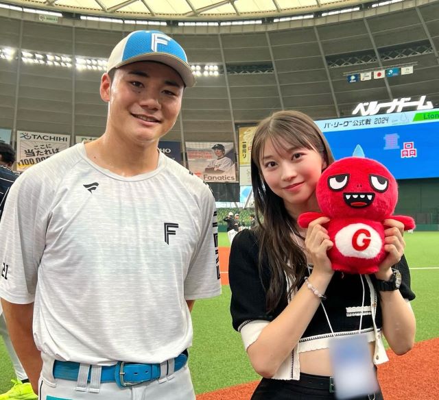 牧野真莉愛「日ハムのこーちゃん」との笑顔2Sにファン注目！