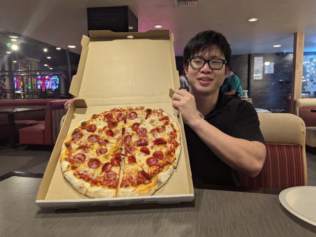 「練習終えてピザ！」プロゲーマー・ねもがラスベガスで大会直前にピザを食す