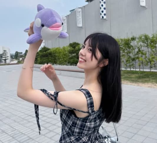 NMB48・坂下真心が水族館を訪れ、魚とのショットにファンうっとり