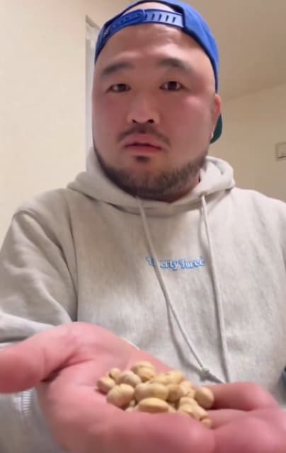クマムシ長谷川、節分に39個の豆を食べる動画をアップするも「きたない」とファンからの声