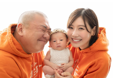 西野未姫、2回目の結婚記念日を家族写真でお祝い！「感慨深いパーカー姿にファン感動！」