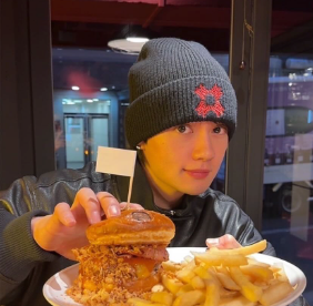 「食べ方いかつい笑」佐野勇斗が地元の友達と訪れたお店は...？ラフな姿に「かわいいすぎる」の声