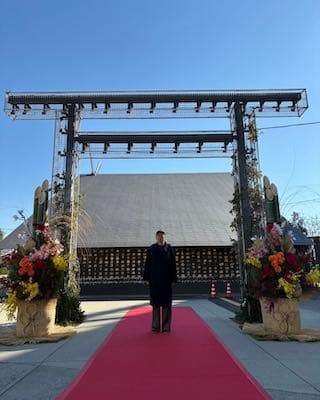 アンガールズ・田中卓志　近未来風な鳥居をバックにおしゃれショット