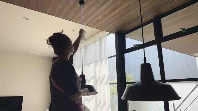 庄司智春、愛しの“お掃除ミキティ”をこっそり激写。暮らしの中に宿る美しさと、夫婦の信頼がにじむ優しさ満点の一瞬