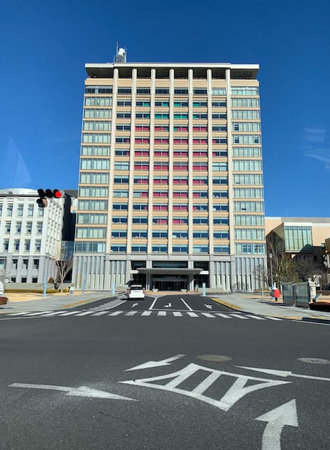 「県庁がいちごでかわいい！」ヤーレンズ出井、“あの県”でのオフショット公開