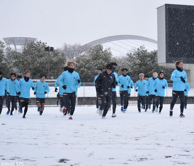 「新しい顔ぶれがにこやかに」サンフレッチェ広島が2025シーズンに向けてのトレーニングの様子を公開！