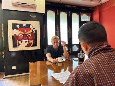 本田圭佑、ブータン地元新聞のインタビューを受ける